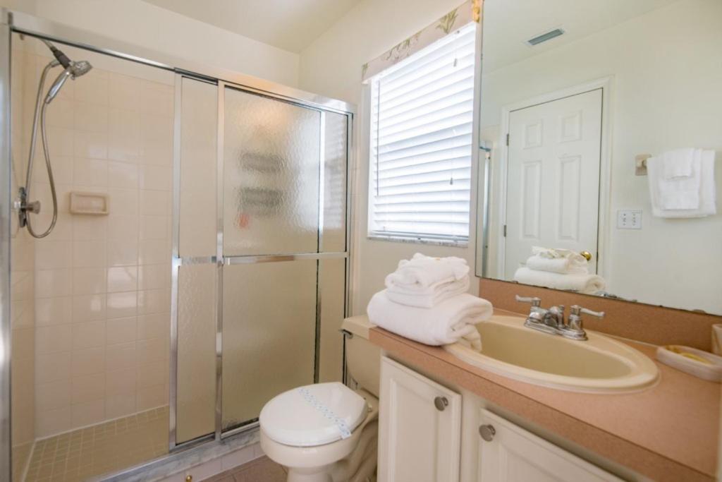 Executive waterfront 4 bed 3 bath, south facing with private pool and lanai. view 3