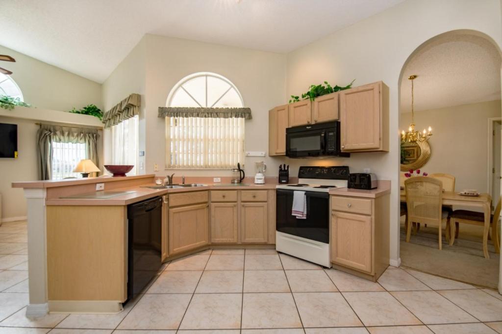 Executive waterfront 4 bed 3 bath, south facing with private pool and lanai. view 4