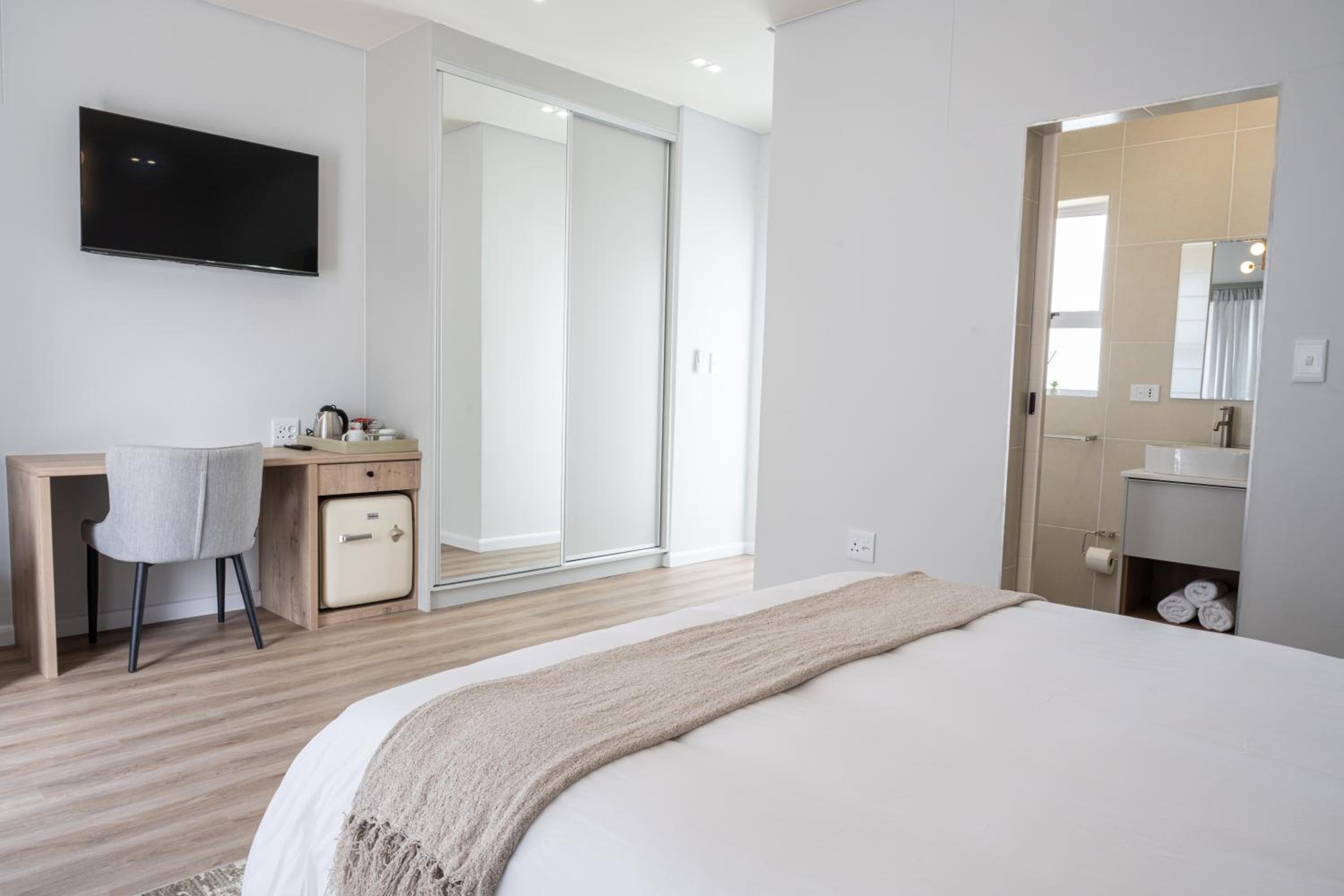 Atlantis Luxury Suites 3/4 view 2