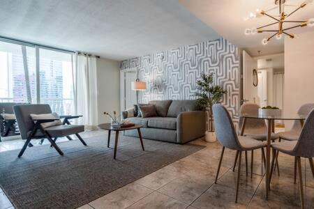 NEW Contempo Condo - Bay Views & All Amenities