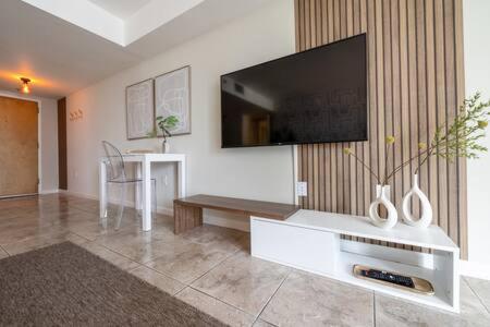 NEW Contempo Condo - Bay Views & All Amenities
