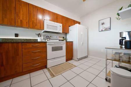 NEW Contempo Condo - Bay Views & All Amenities