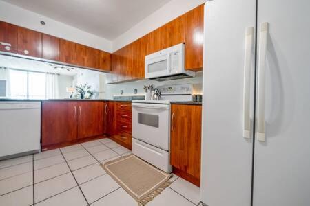 NEW Contempo Condo - Bay Views & All Amenities