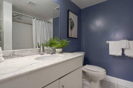 NEW Contempo Condo - Bay Views & All Amenities