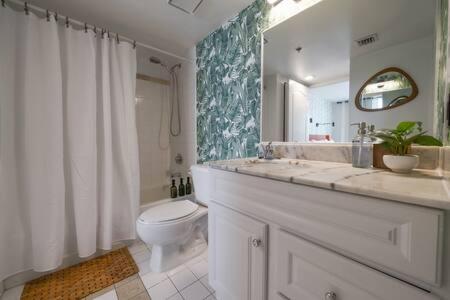 NEW Contempo Condo - Bay Views & All Amenities