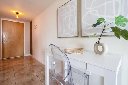NEW Contempo Condo - Bay Views & All Amenities