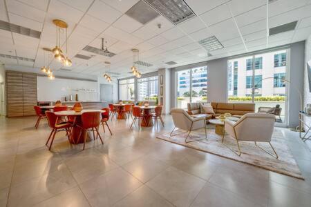 NEW Contempo Condo - Bay Views & All Amenities