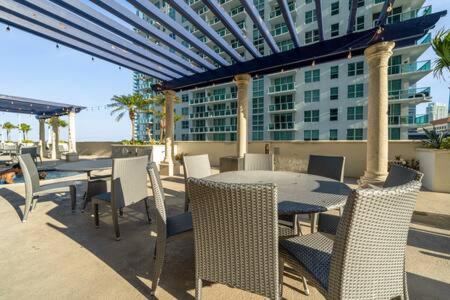 NEW Contempo Condo - Bay Views & All Amenities