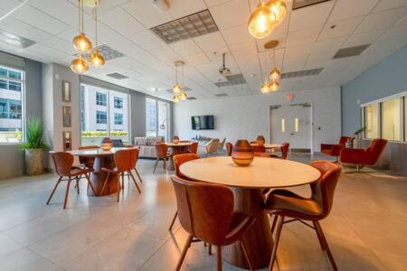 NEW Contempo Condo - Bay Views & All Amenities
