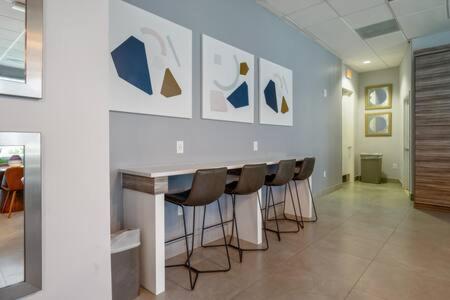NEW Contempo Condo - Bay Views & All Amenities