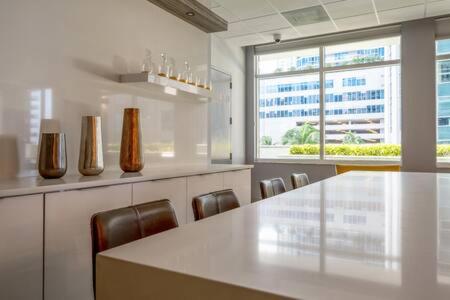 NEW Contempo Condo - Bay Views & All Amenities