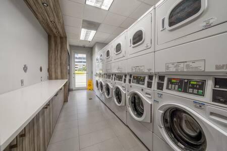 NEW Contempo Condo - Bay Views & All Amenities
