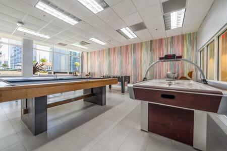 NEW Contempo Condo - Bay Views & All Amenities
