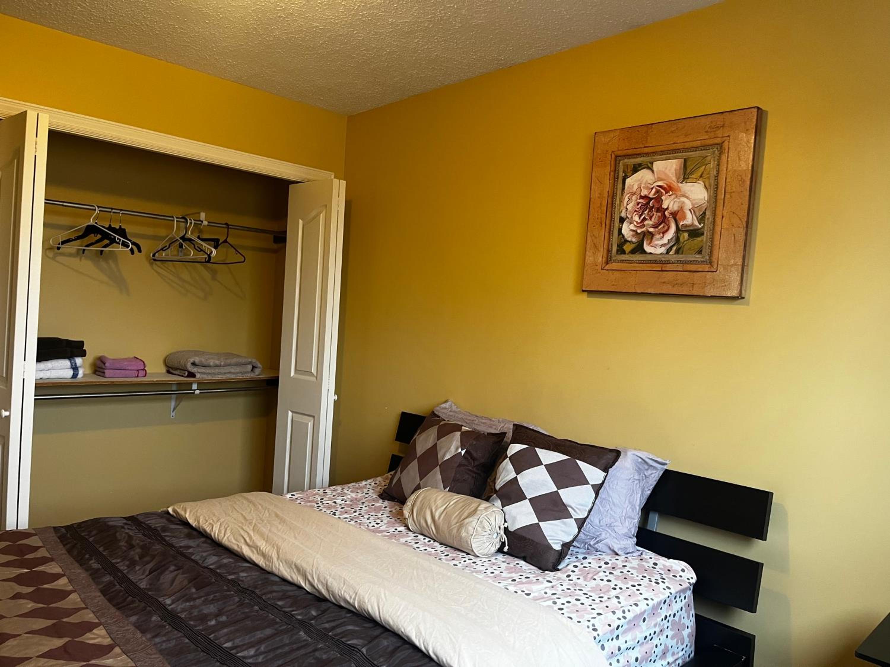 Beautiful room close Airport!