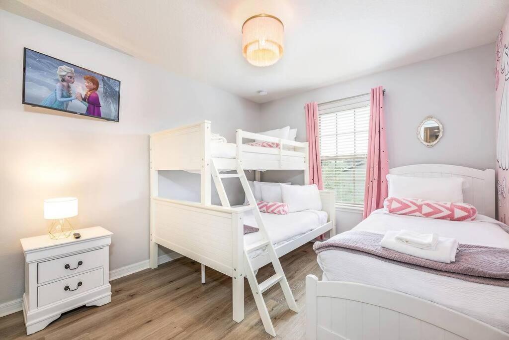 Utopia - 5 Bedroom Bright and Cheerful Home