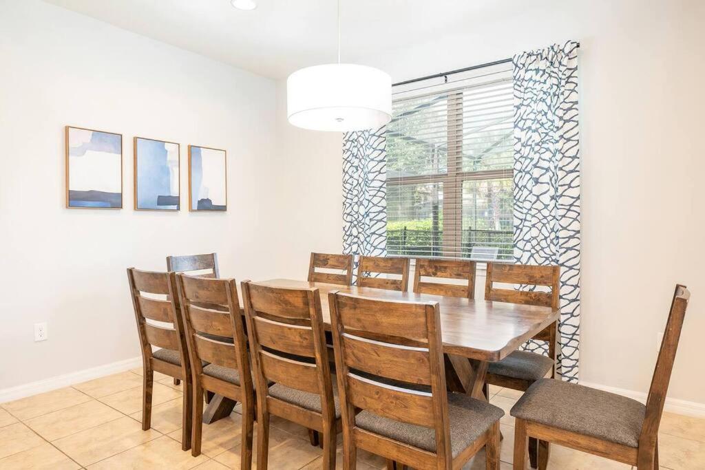 Utopia - 5 Bedroom Bright and Cheerful Home