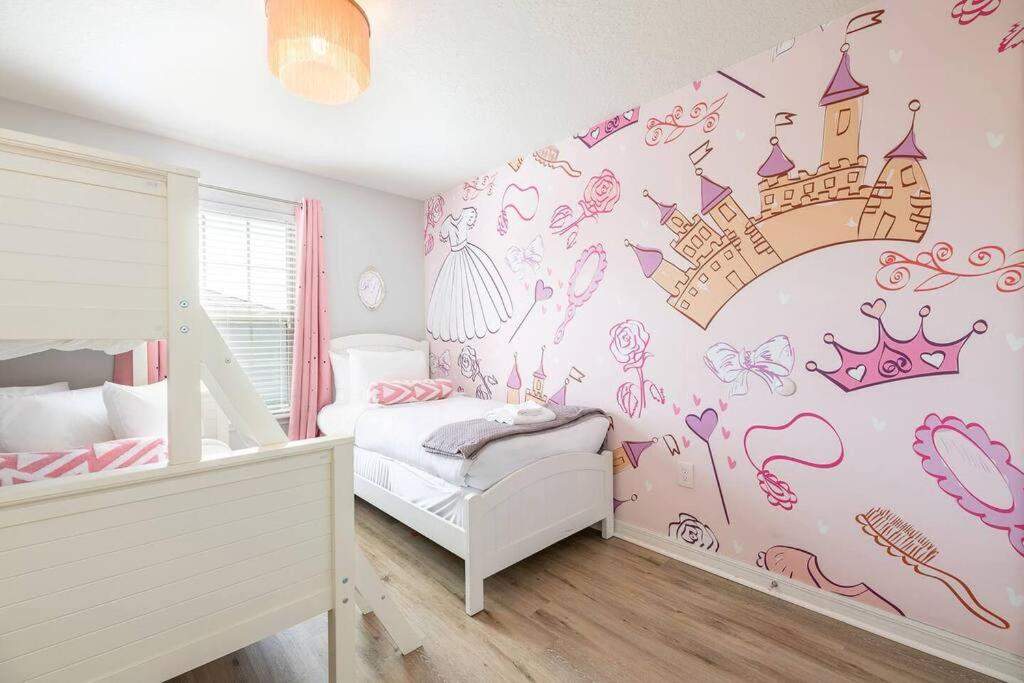 Utopia - 5 Bedroom Bright and Cheerful Home