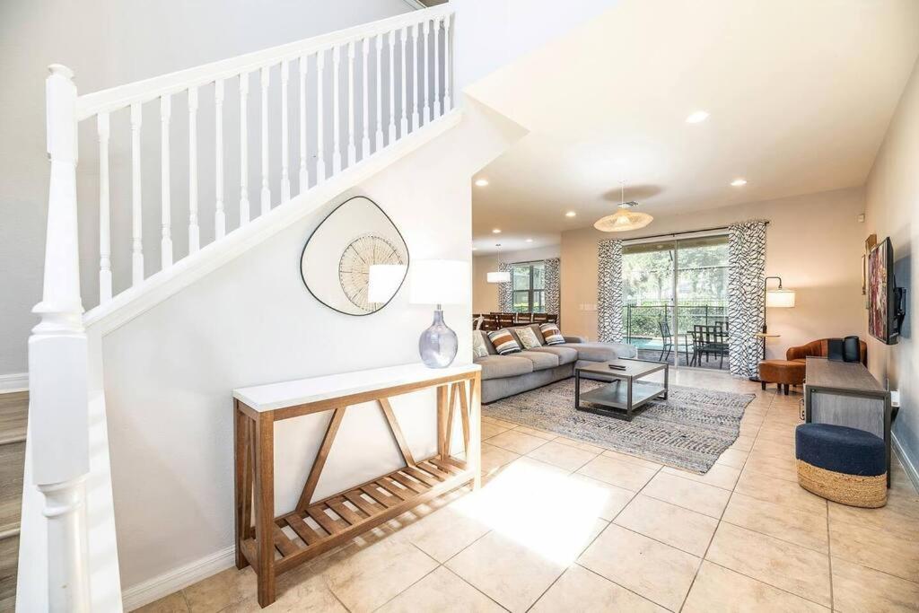 Utopia - 5 Bedroom Bright and Cheerful Home