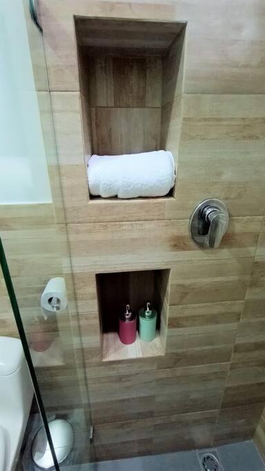 Apto reservado, cómodo y moderno en sur central.