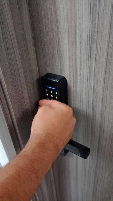 Apto reservado, cómodo y moderno en sur central.