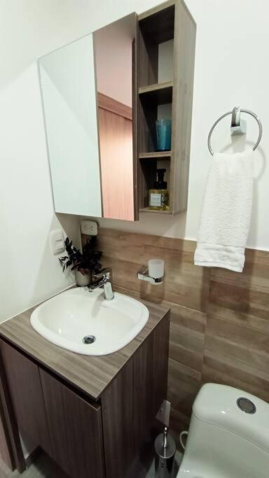 Apto reservado, cómodo y moderno en sur central.