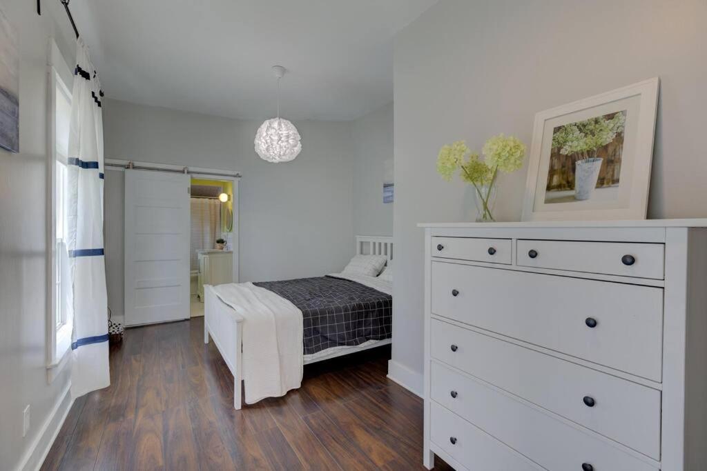 Cooper Young Bungalow with huge fenced backyard view 4