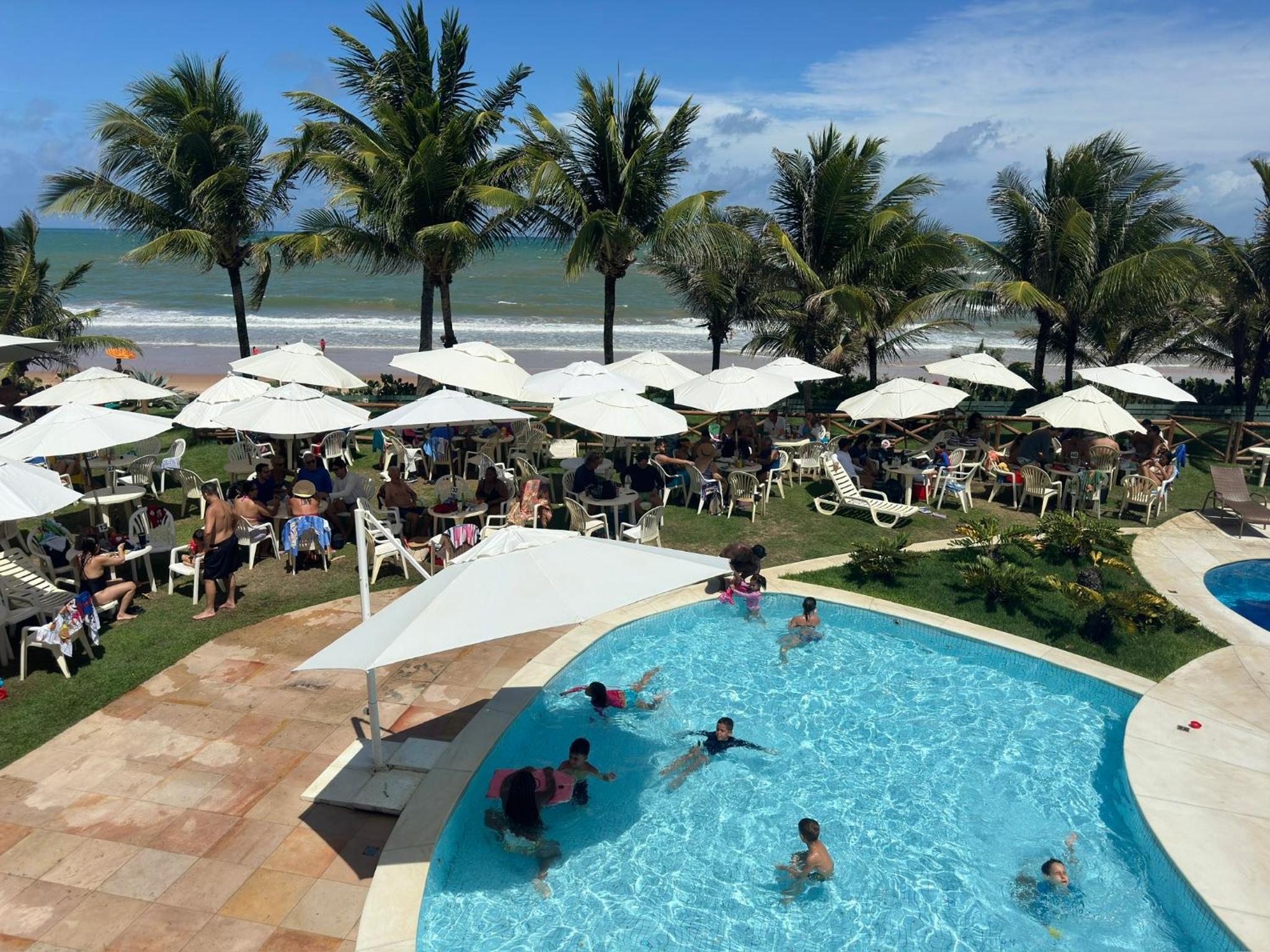 Flat Guarajuba - 3 quartos 2 andar à Beira Mar - pé areia - governança com arrumadeira e Wi Fi inclusos