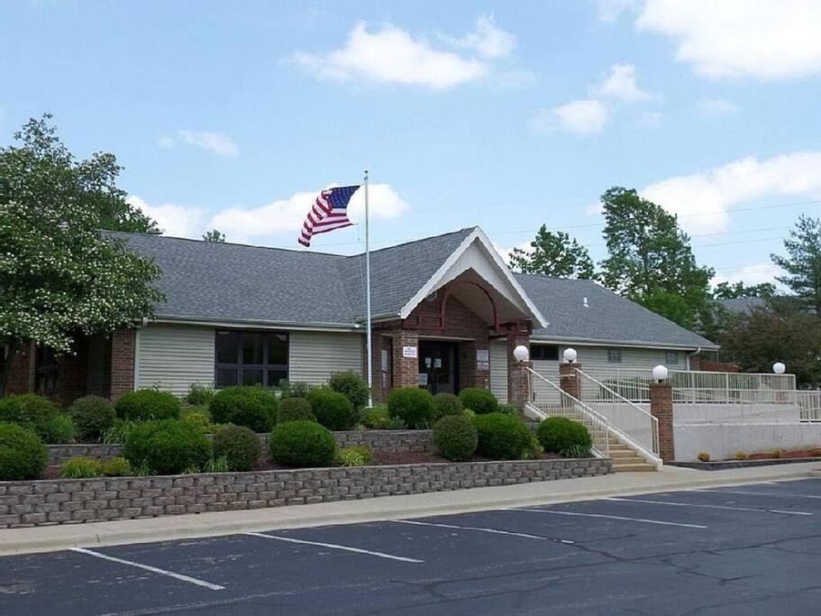 Hotel Free Daily Attractions including Silver Dollar City! Spacious, Centrally located, 2 pools - Image 1