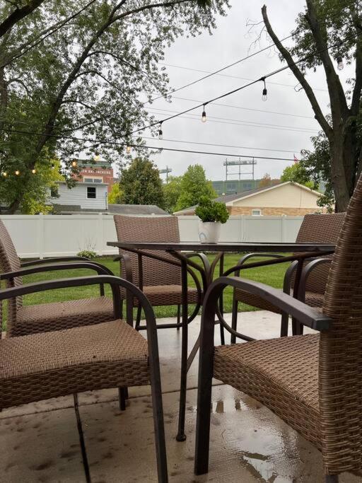 Hotel Curly's Quarters (4 Bedroom Home) w/ Lambeau view - Image 1