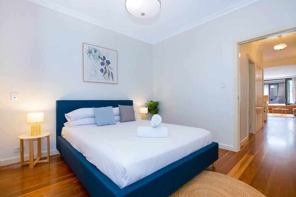 Ultimo Escape - Walk to City - Unique 2 Bedroom Apt - Sleeps 8