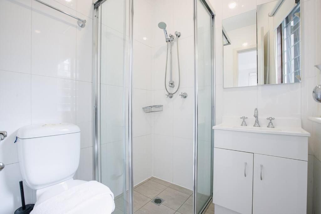 Ultimo Escape - Walk to City - Unique 2 Bedroom Apt - Sleeps 8