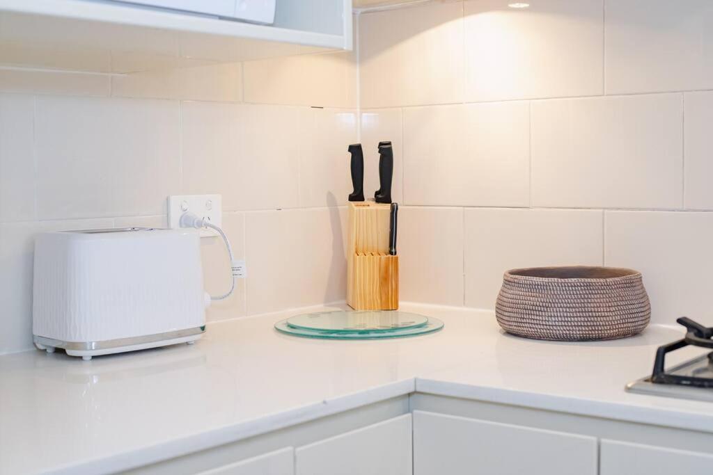 Ultimo Escape - Walk to City - Unique 2 Bedroom Apt - Sleeps 8