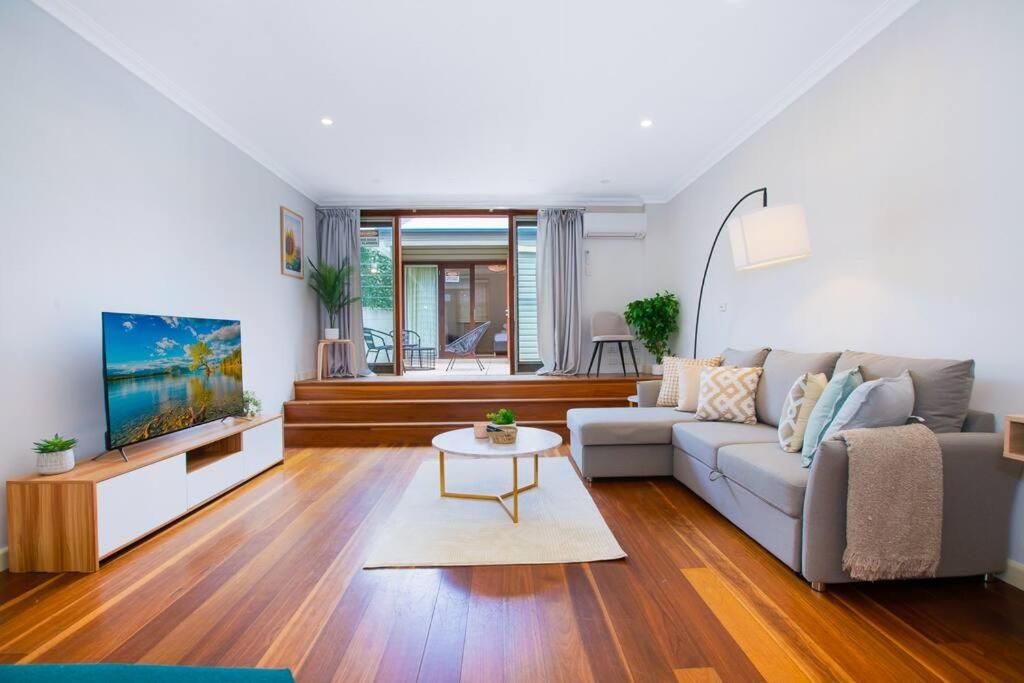 Ultimo Escape - Walk to City - Unique 2 Bedroom Apt - Sleeps 8