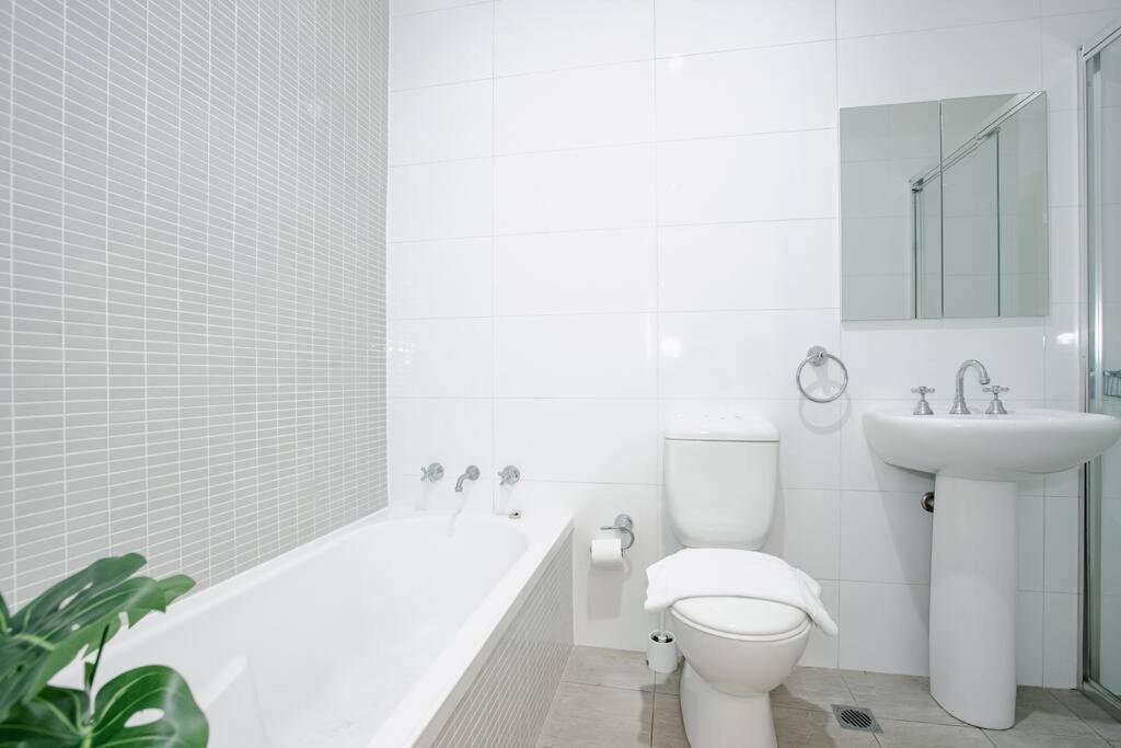 Ultimo Escape - Walk to City - Unique 2 Bedroom Apt - Sleeps 8