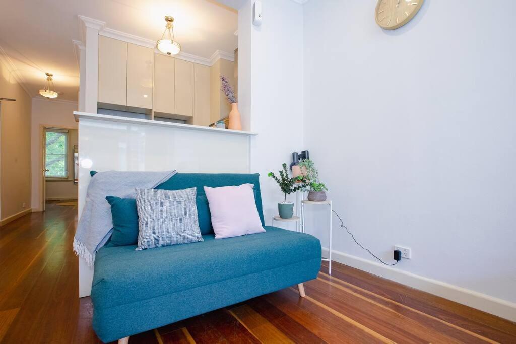 Ultimo Escape - Walk to City - Unique 2 Bedroom Apt - Sleeps 8