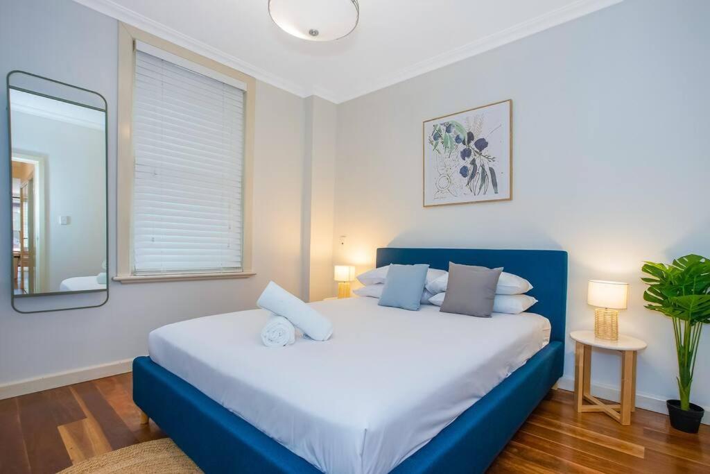 Ultimo Escape - Walk to City - Unique 2 Bedroom Apt - Sleeps 8