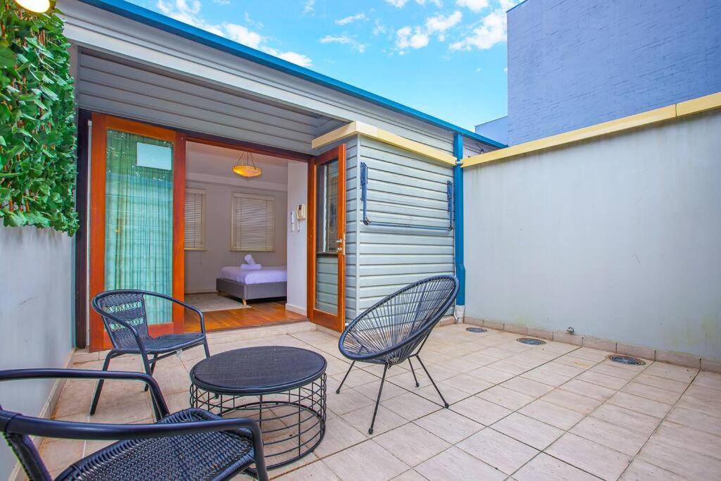 Ultimo Escape - Walk to City - Unique 2 Bedroom Apt - Sleeps 8