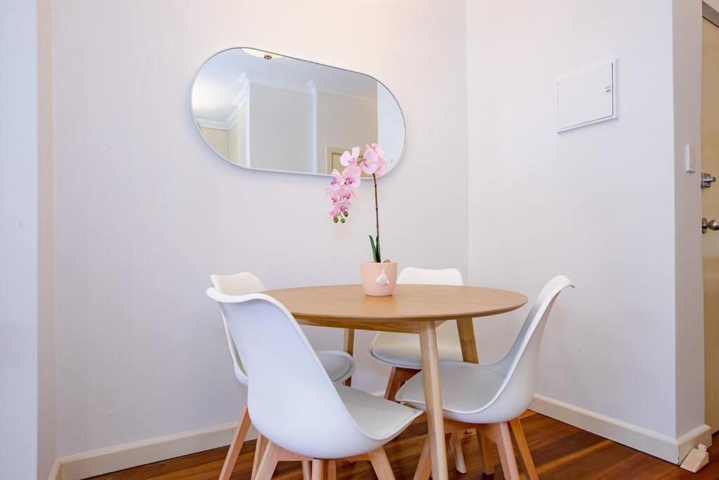 Ultimo Escape - Walk to City - Unique 2 Bedroom Apt - Sleeps 8