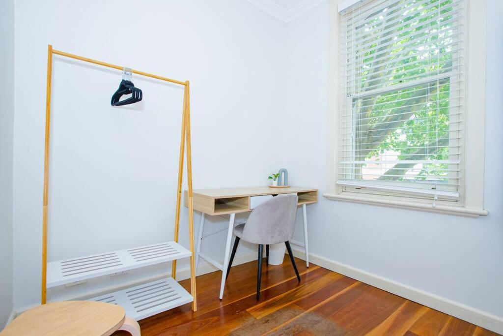 Ultimo Escape - Walk to City - Unique 2 Bedroom Apt - Sleeps 8