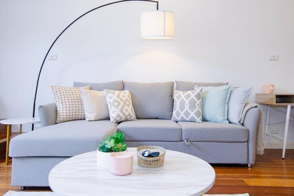 Ultimo Escape - Walk to City - Unique 2 Bedroom Apt - Sleeps 8