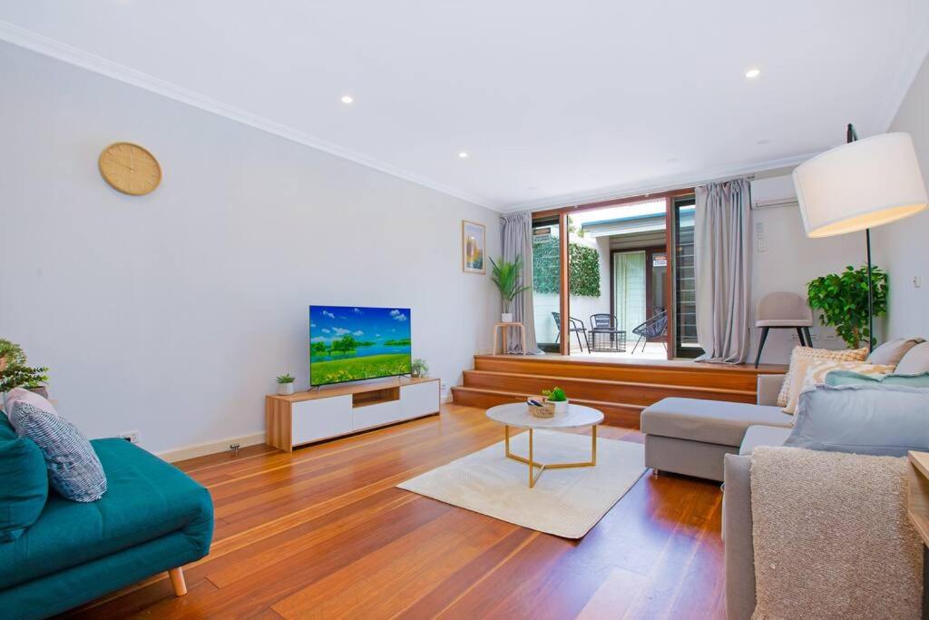 Ultimo Escape - Walk to City - Unique 2 Bedroom Apt - Sleeps 8