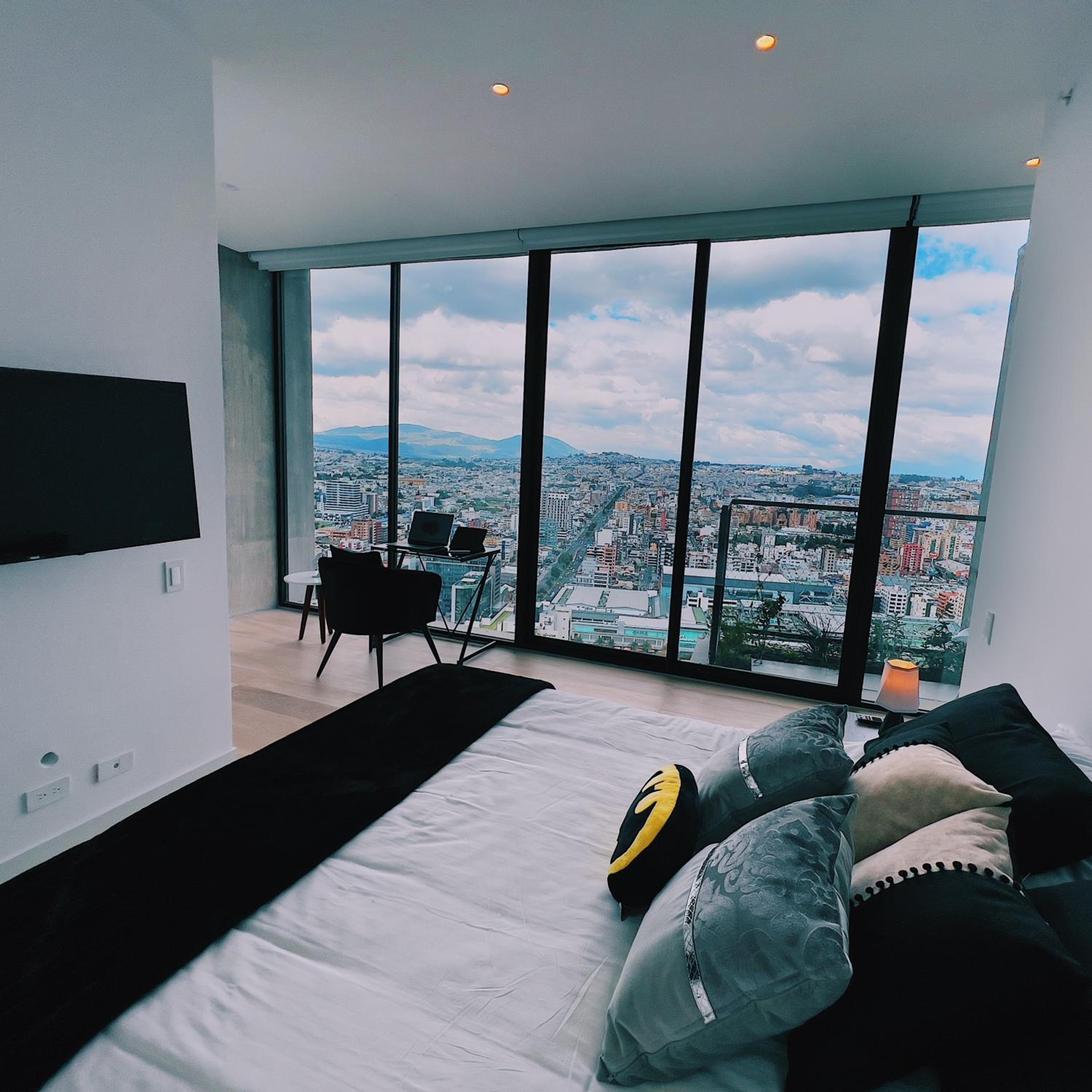 Edificio IQON, Piso 28, La Mejor vista de Quito view 4