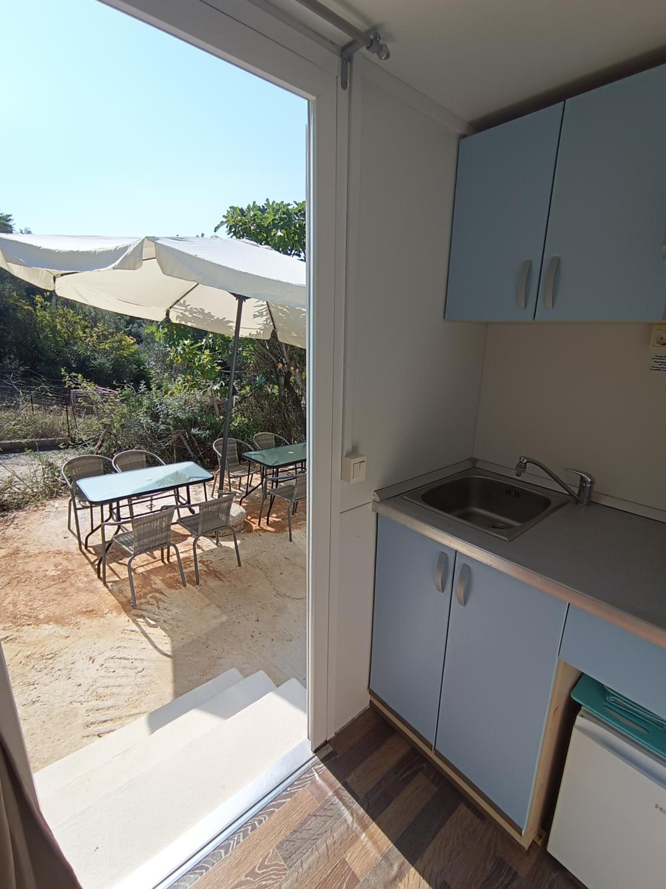Hillbilly cabin, 2 studios in nature with terrace and parking view 3