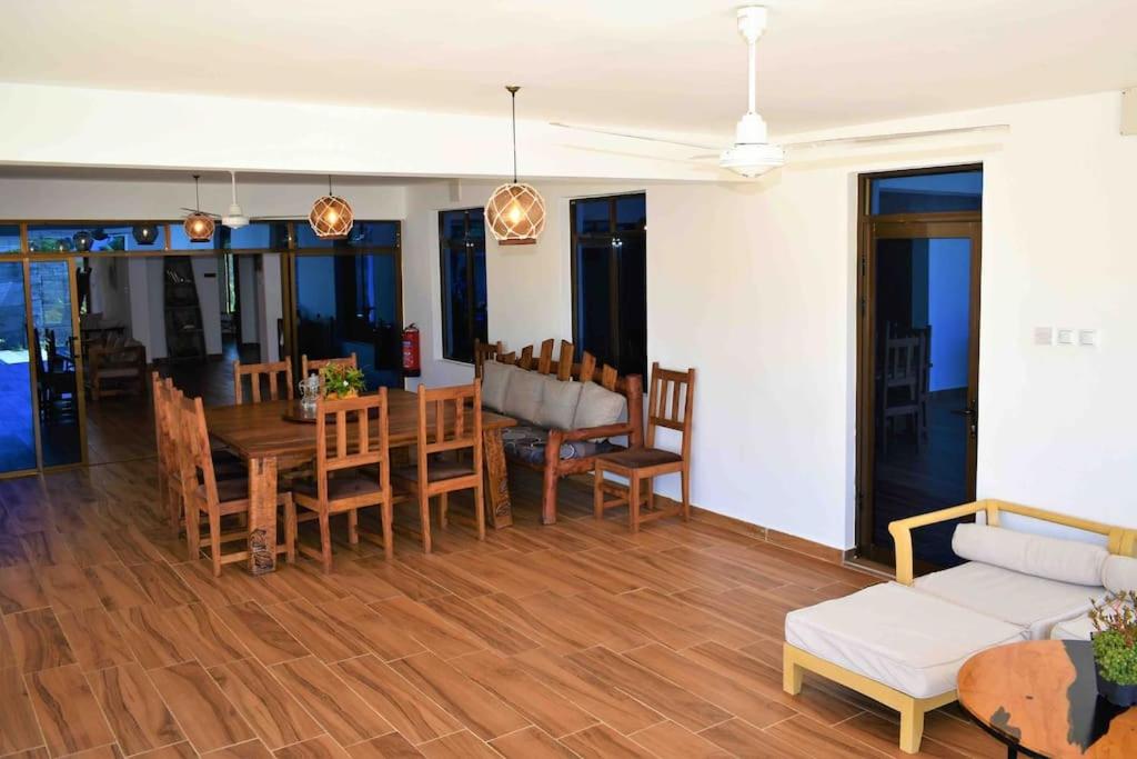 Backdoor Villa