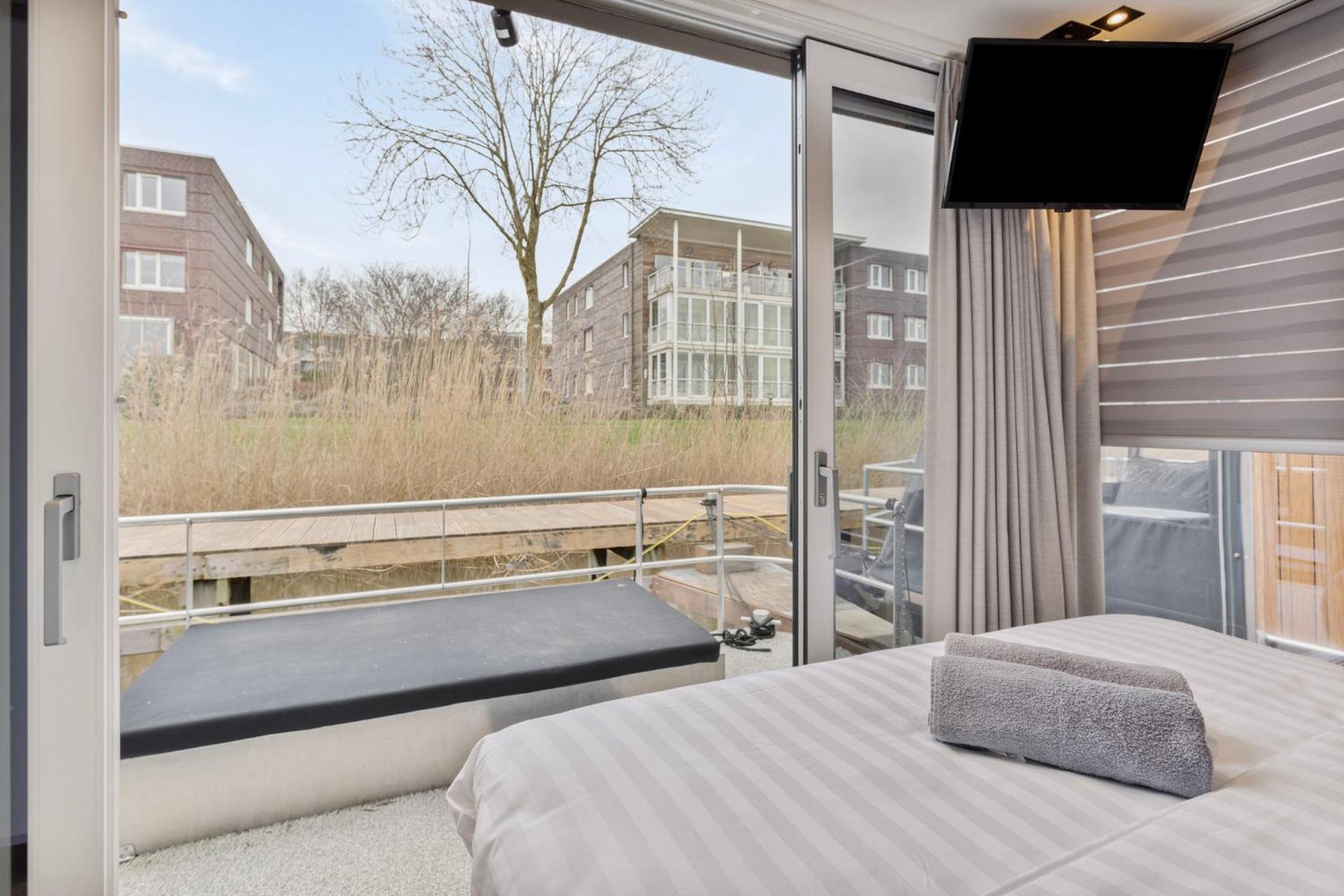Luxurious waterloft near beach and centre by Weltevreden Experience view 5