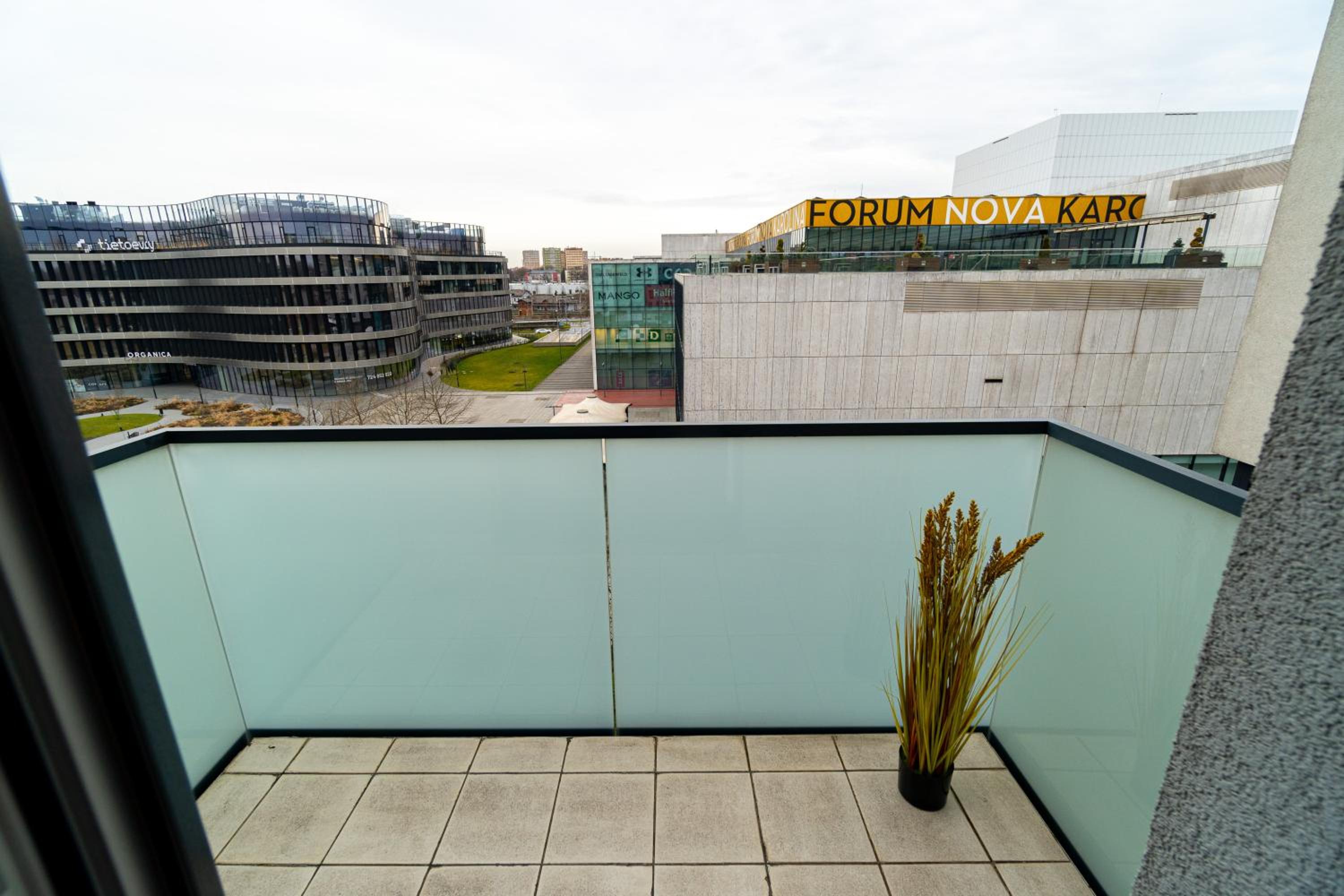 BNB New Beautiful Apartment in the Center of Ostrava with option Garage Parking
