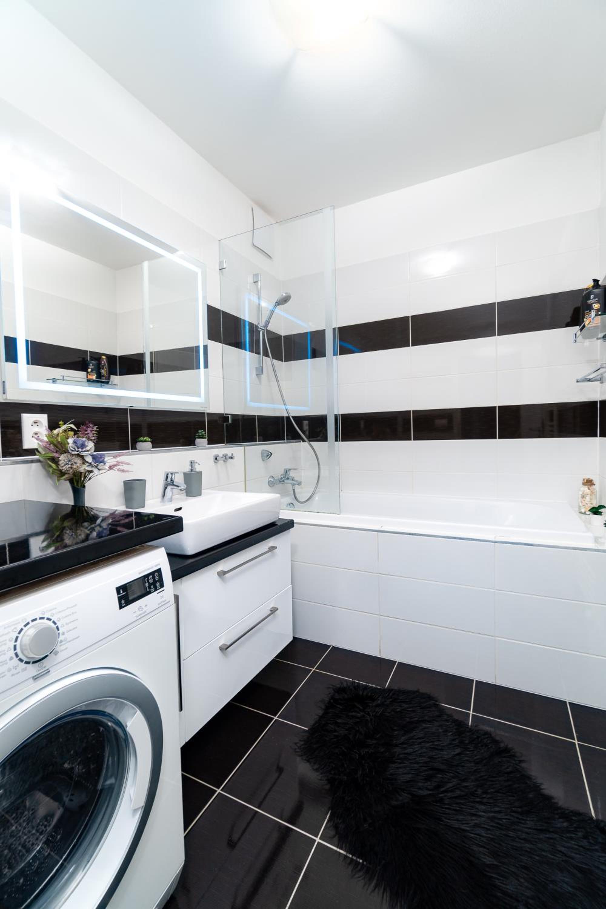 BNB New Beautiful Apartment in the Center of Ostrava with option Garage Parking