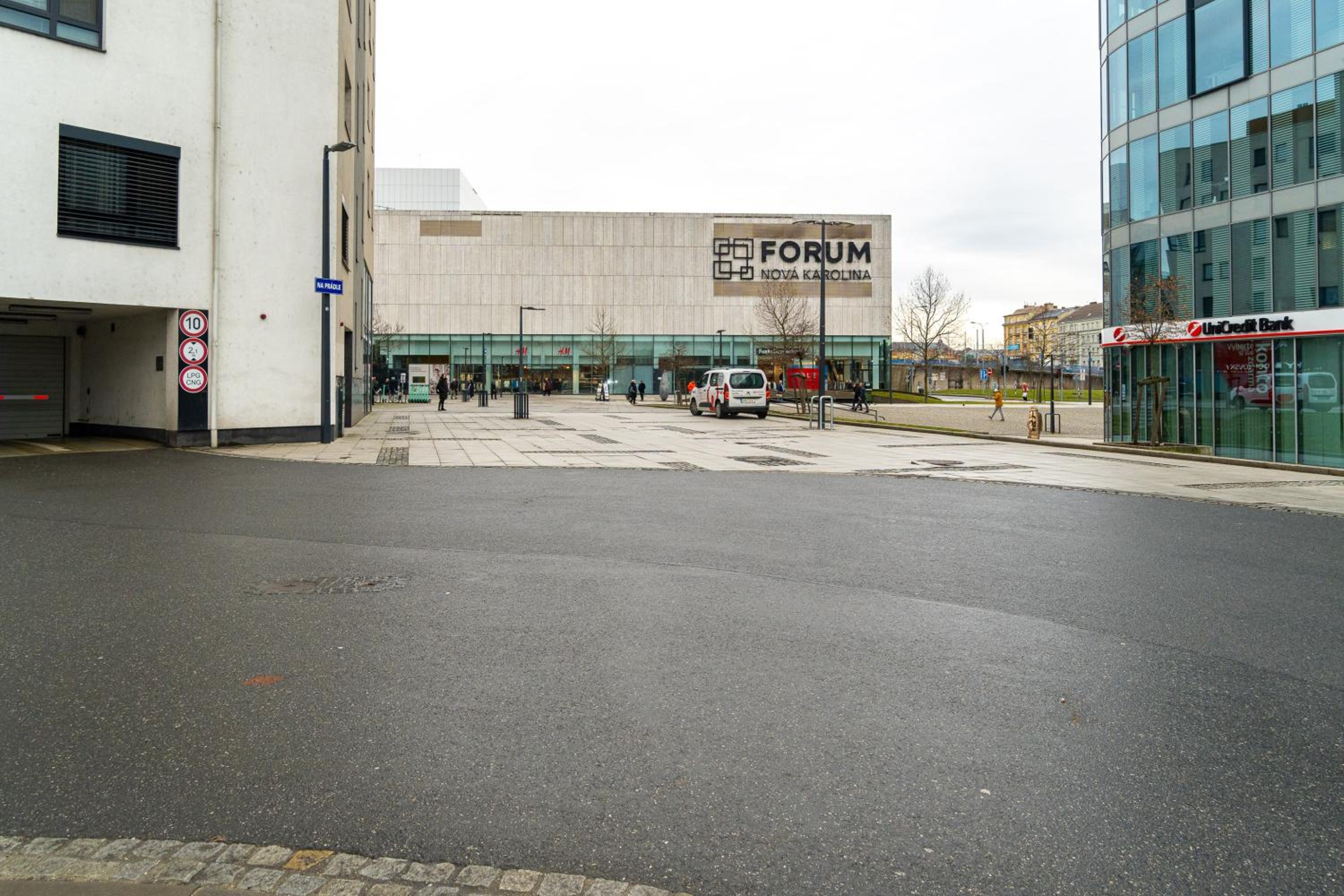BNB New Beautiful Apartment in the Center of Ostrava with option Garage Parking