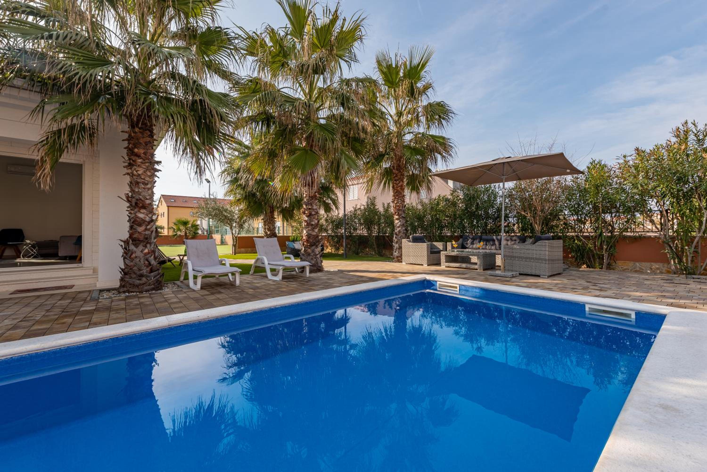Luxury Villa Agape Palm Beach Tennisplatz view 2