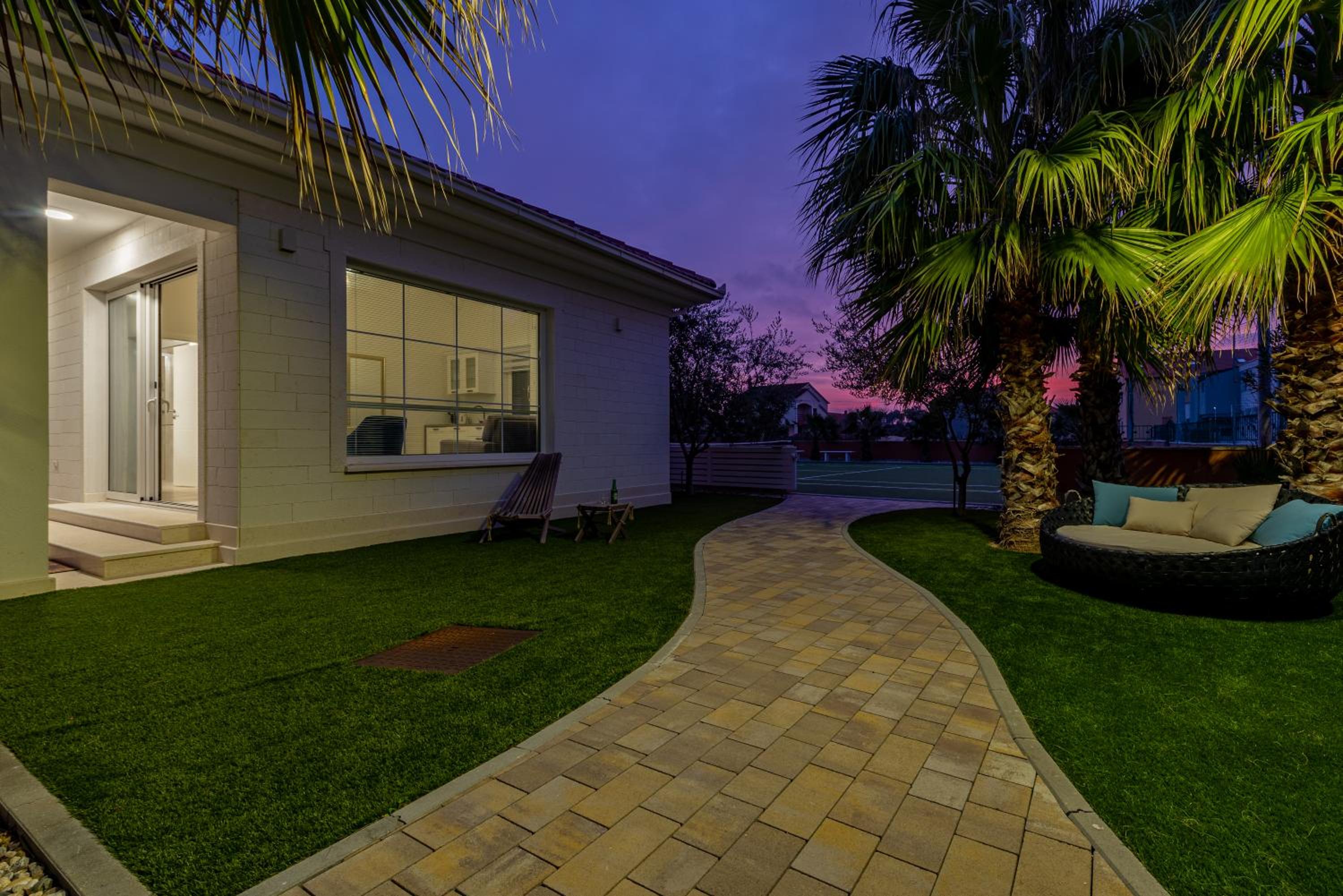 Luxury Villa Agape Palm Beach Tennisplatz view 4